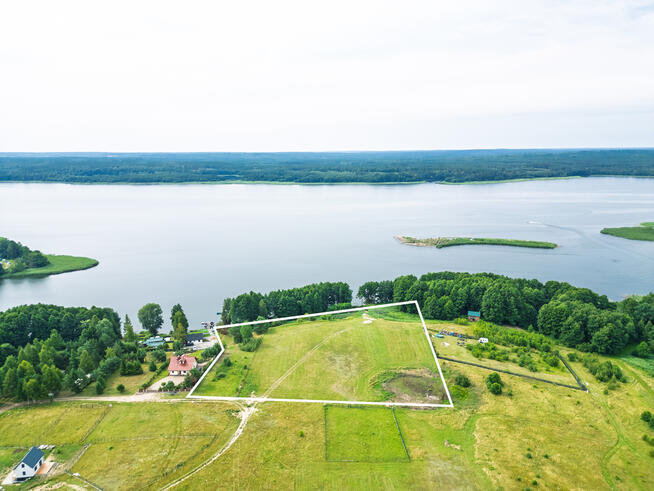 Inwestycyjny grunt z linią brzegową jeziora Lubie