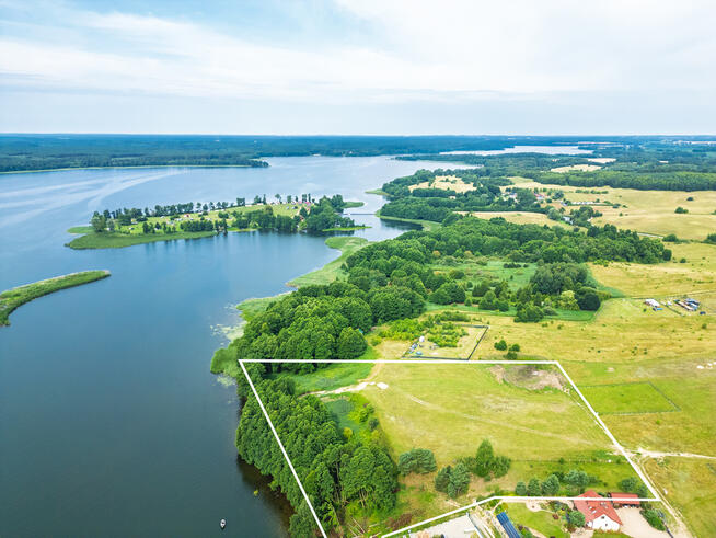 Inwestycyjny grunt z linią brzegową jeziora Lubie