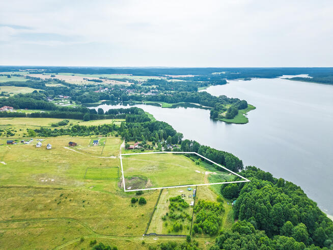 Inwestycyjny grunt z linią brzegową jeziora Lubie