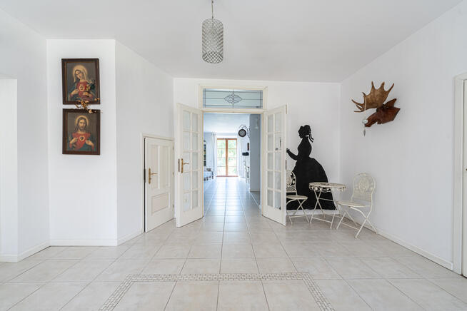 Historyczny dwór w sercu zabytkowego parku Opoczno