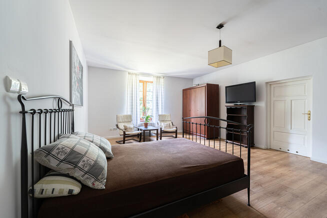 Historyczny dwór w sercu zabytkowego parku Opoczno