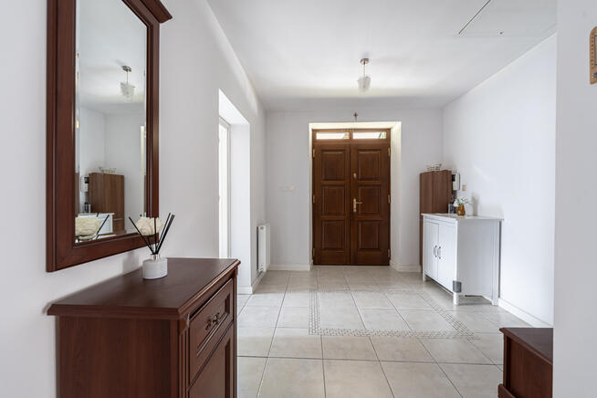 Historyczny dwór w sercu zabytkowego parku Opoczno