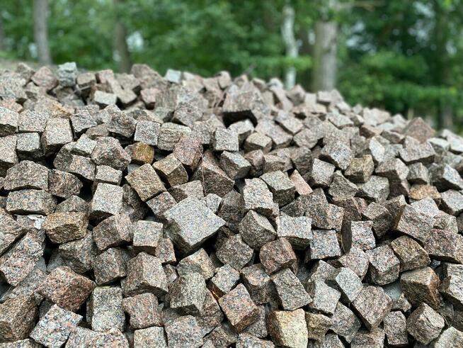 Kostka granitowa Bohus brązowy 8/11 surowo łupany