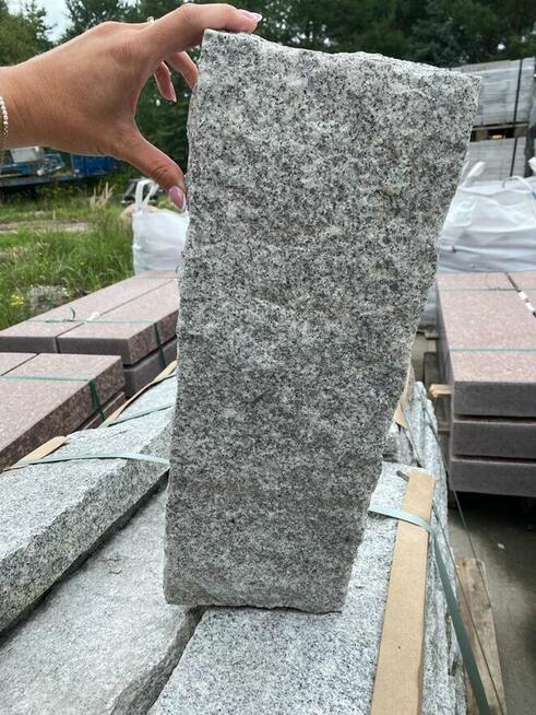 Krawężnik szary /palisada szara– surowo łupany 6/20/50 cm