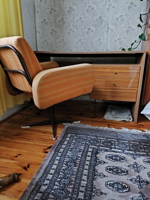 biurko i fotel obrotowy