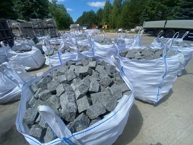Kostka granitowa Bohus siwy surowo łupana 8/11