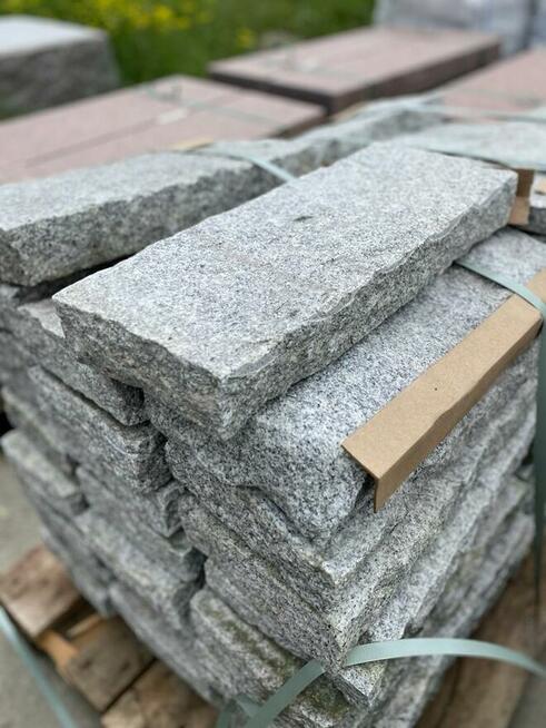 Krawężnik szary /palisada szara– surowo łupany 6/20/50 cm