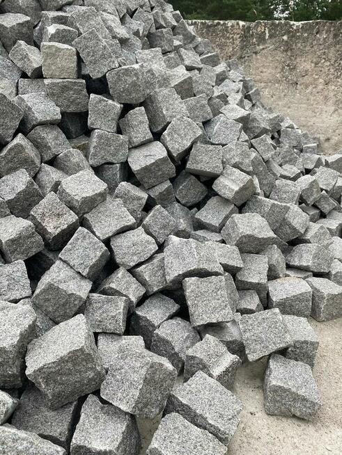 Kostka granitowa Bohus siwy surowo łupana 8/11