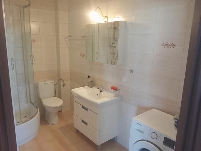 Pokój urządzony dla pary z parkingami.