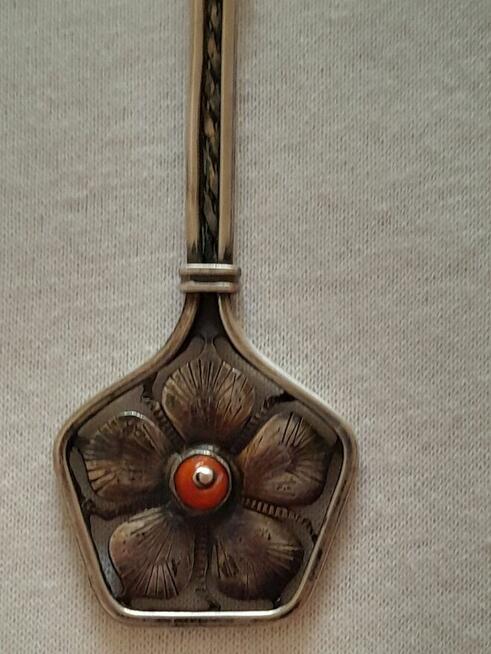 Srebrna łyzeczka do cukru zabytkowa z koralem ręcznie wykona