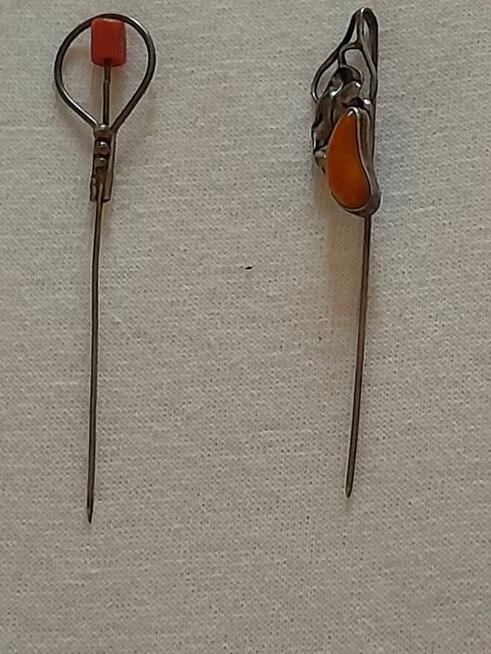 Srebrne szpilki do krawata z bursztynem i koralem
