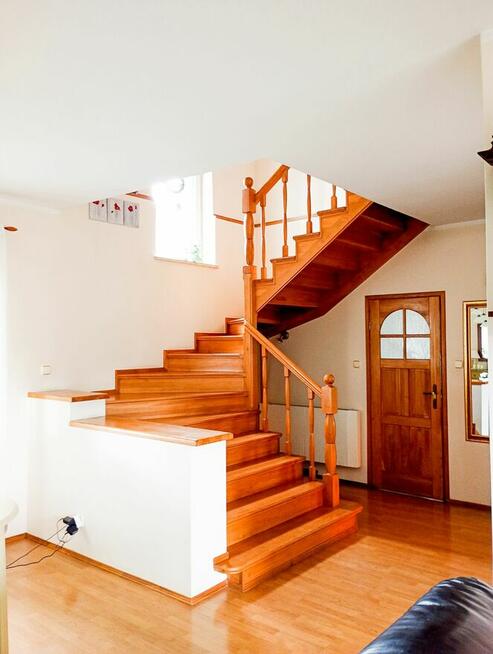 Dom wolnostojący o powierzchni 160m2 + 2 garaże + duży ogród