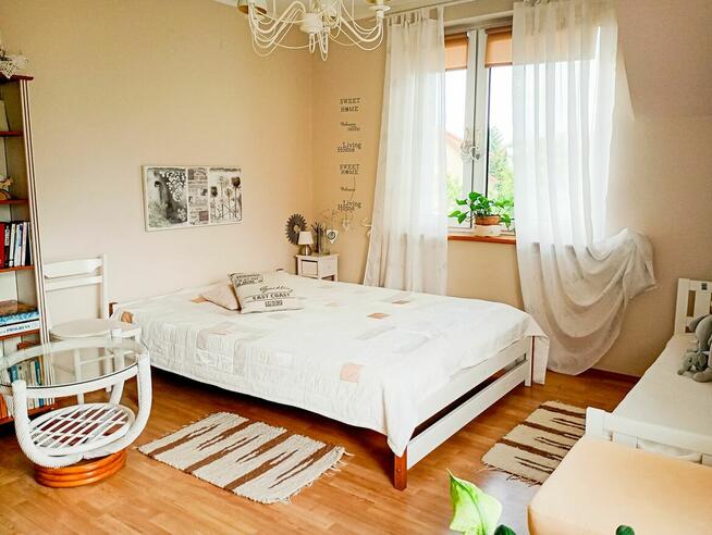 Dom wolnostojący o powierzchni 160m2 + 2 garaże + duży ogród