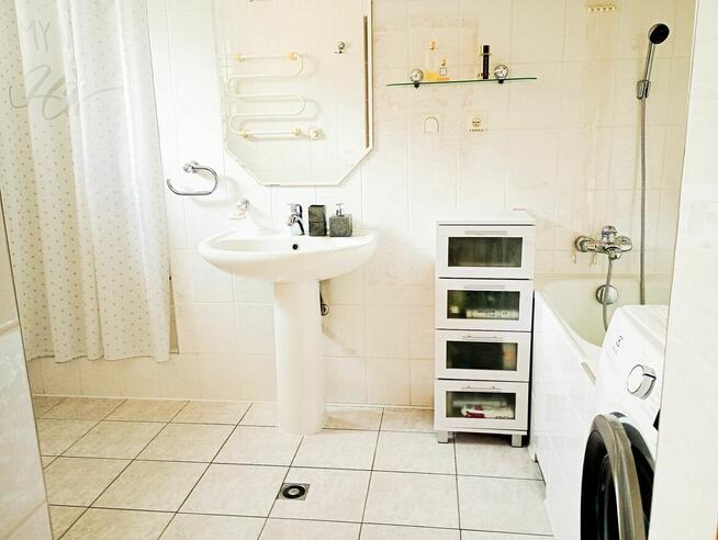 Dom wolnostojący o powierzchni 160m2 + 2 garaże + duży ogród