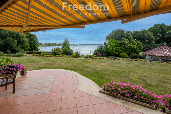 Rezydencja z linią brzegową jeziora Powidzkiego
