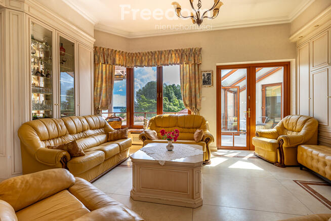 Rezydencja z linią brzegową jeziora Powidzkiego