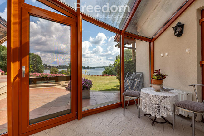 Rezydencja z linią brzegową jeziora Powidzkiego