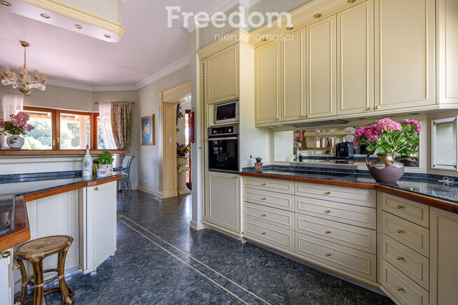 Rezydencja z linią brzegową jeziora Powidzkiego