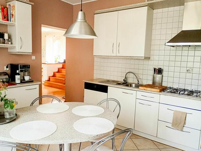 Dom wolnostojący o powierzchni 160m2 + 2 garaże + duży ogród