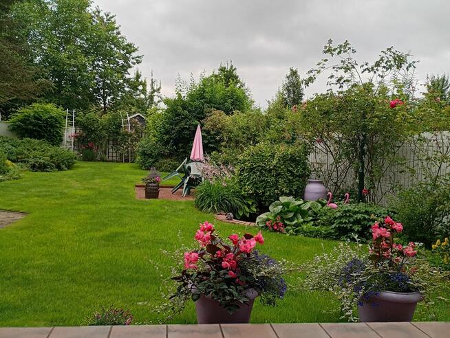 Dom wolnostojący o powierzchni 160m2 + 2 garaże + duży ogród