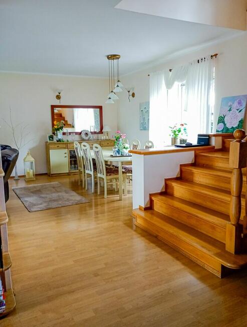 Dom wolnostojący o powierzchni 160m2 + 2 garaże + duży ogród
