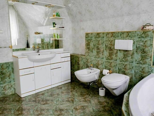 Dom wolnostojący o powierzchni 160m2 + 2 garaże + duży ogród