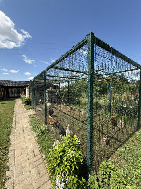 Dom szeregowy z fotowoltaiką i dużą działką – Wojcieszyn k.