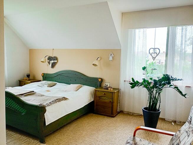 Dom wolnostojący o powierzchni 160m2 + 2 garaże + duży ogród