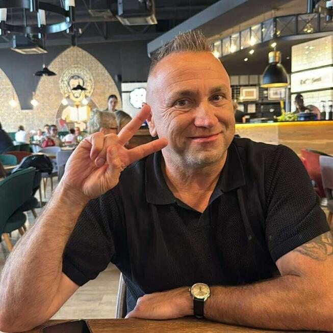 Facet pozna kobietę.