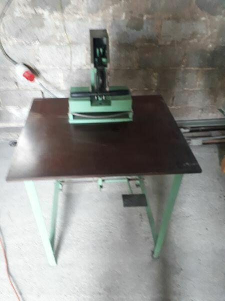 Prasa ręczna z półokrągłym łożem