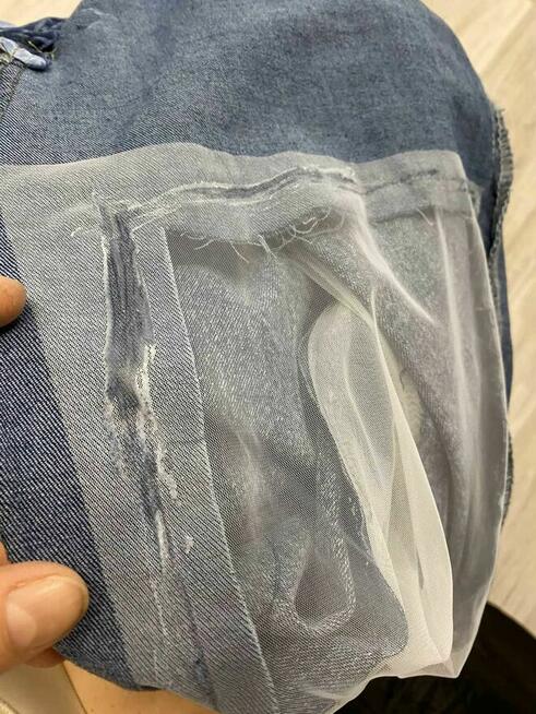 Designerskie jeansowe z przezroczystymi panelami na kolanach