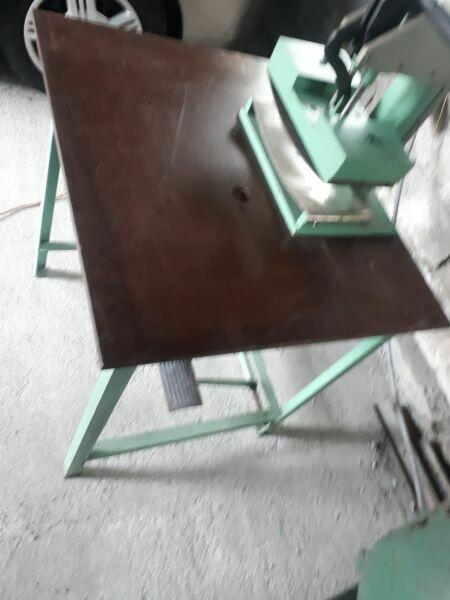 Prasa ręczna z półokrągłym łożem