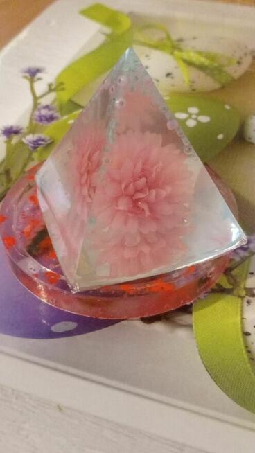 Piramida dekoracyjna z żywicy epoksydowej Amadoria.