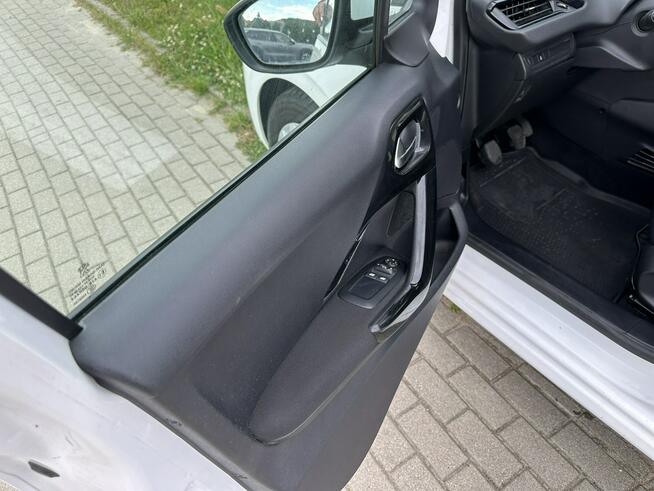 Peugeot 208 Benzyna, tempomat, radio dotykowe ,nawigacja, isofix, ESP, import