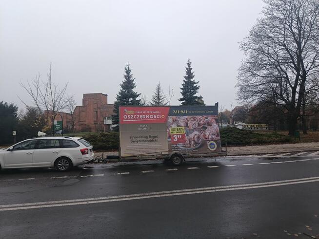 Reklama mobilna Łódź, przyczepy reklamowe z nagłośnieniem