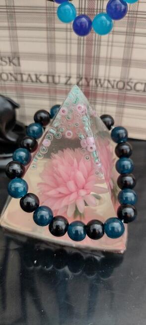 Piramida dekoracyjna z żywicy epoksydowej Amadoria.