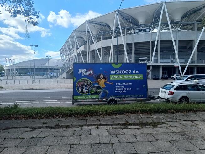 Reklama mobilna Łódź, przyczepy reklamowe z nagłośnieniem