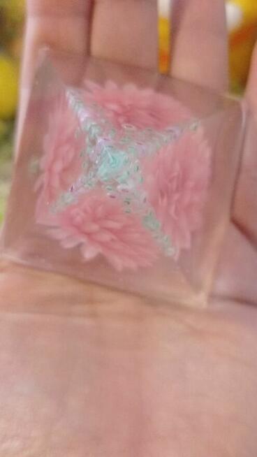 Piramida dekoracyjna z żywicy epoksydowej Amadoria.