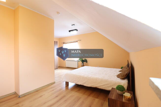 Dwurodzinny dom za miastem z fotowoltaiką