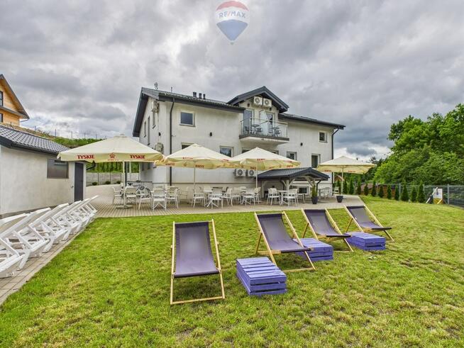 Obiekt hotelowy nad jeziorem na Mazurach.