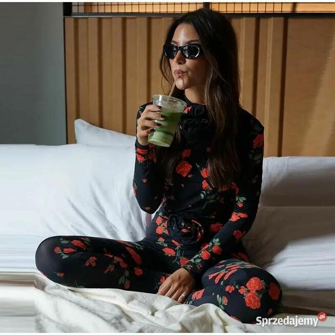 Czarne body z motywem kwiatów