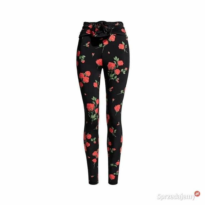Czarne spodnie z motywem kwiatów