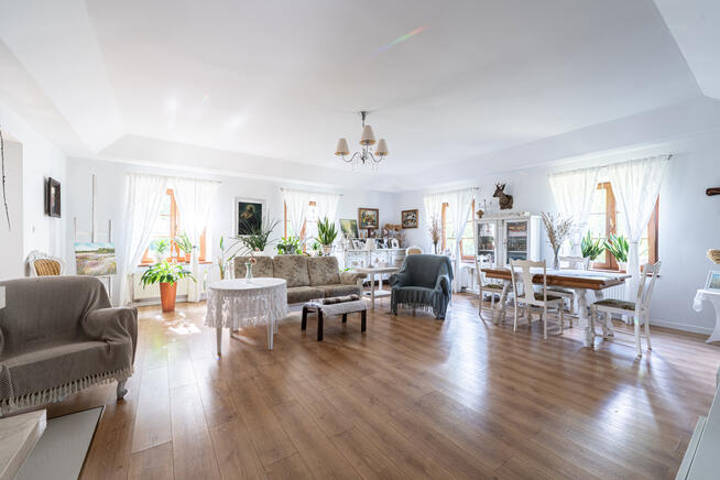 Historyczny dwór w sercu zabytkowego parku Opoczno