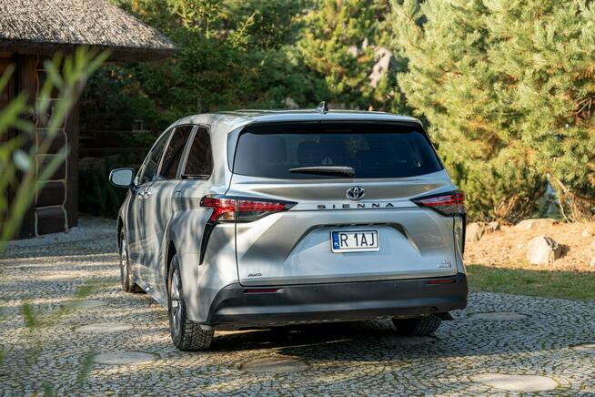 Toyota Sienna Oryginalny przebieg / Bogato wyposażona / 2.5 Hybryda