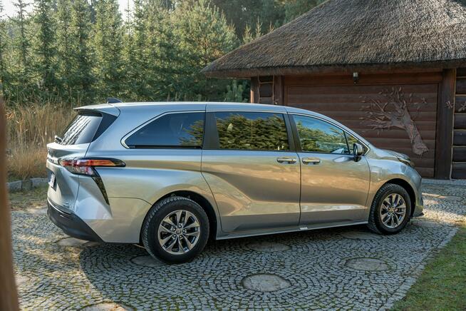 Toyota Sienna Oryginalny przebieg / Bogato wyposażona / 2.5 Hybryda