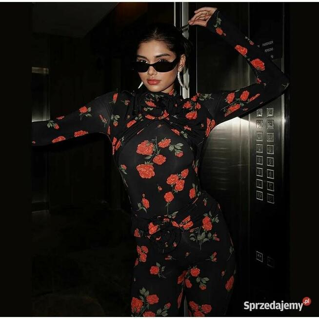 Czarne spodnie z motywem kwiatów