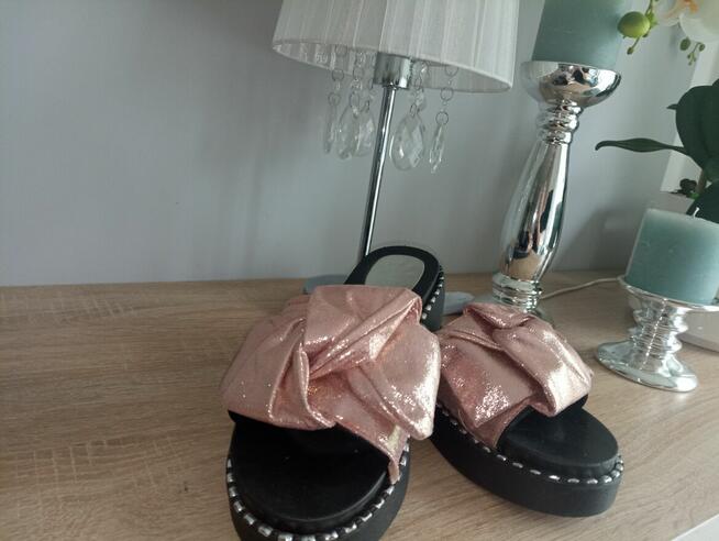 Klapki z kokardą,38