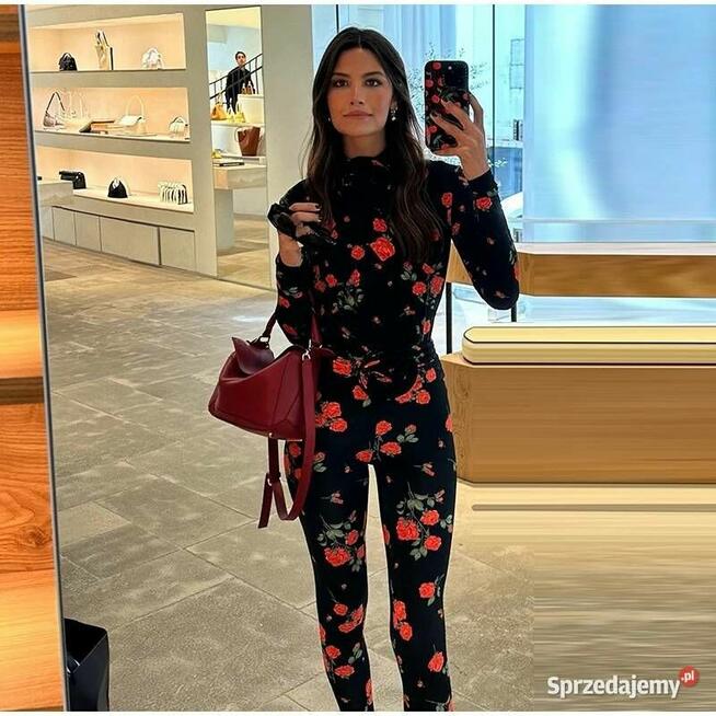 Czarne body z motywem kwiatów
