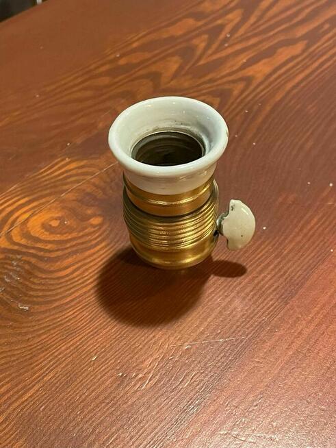 Stara oprawka mosiężna z porcelanką i wyłącznikiem E27