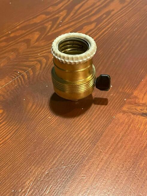 Stara oprawka mosiężna z porcelanką i wyłącznikiem E27